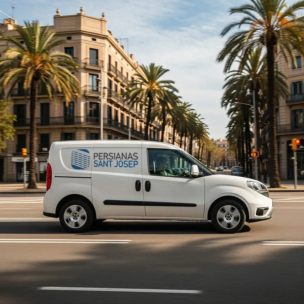 Camión de Sant Josep realizando ruta de mantenimiento preventivo de persianas por Barcelona