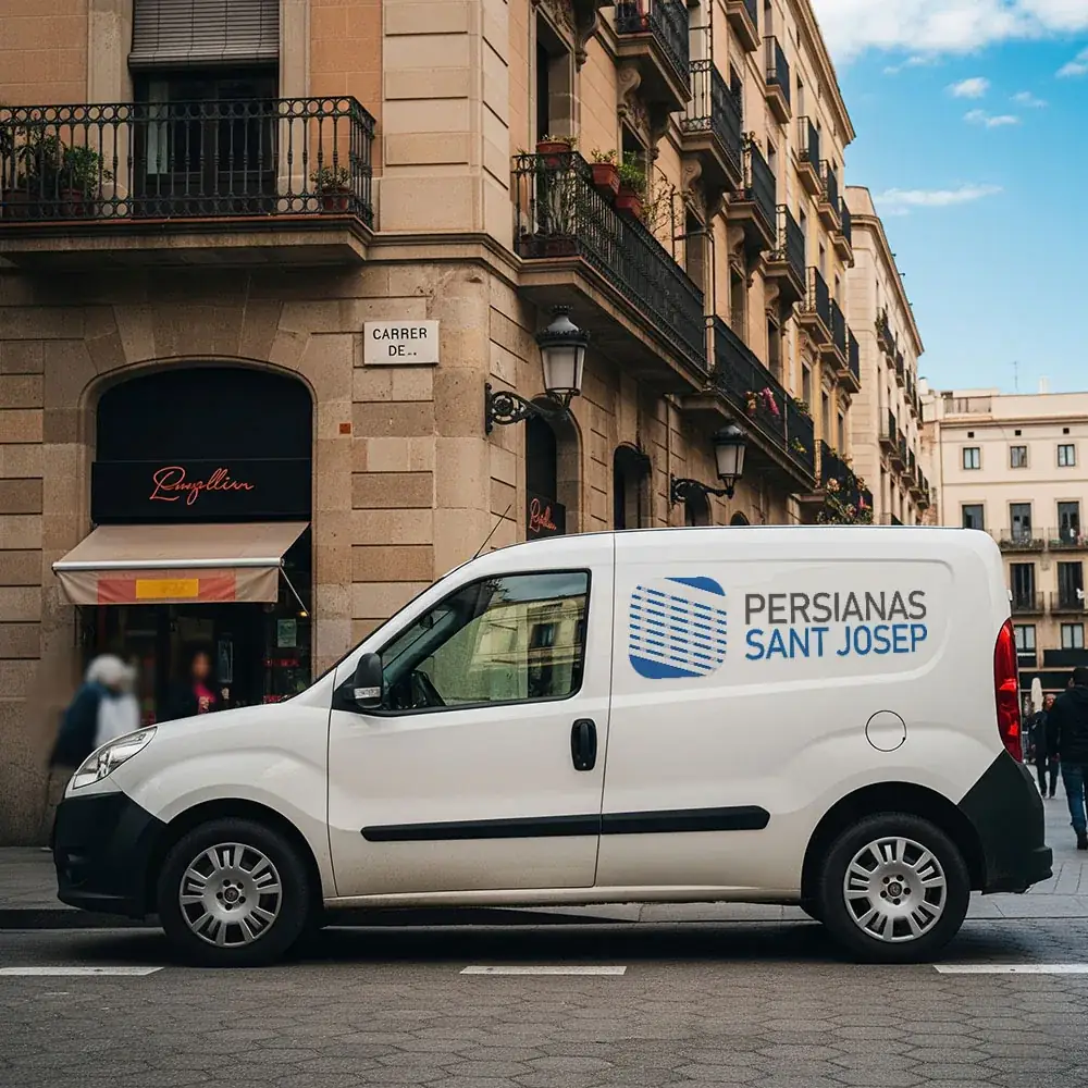 Furgoneta equipada Sant Josep en movimiento por Barcelona - instalación y motorización de persianas
